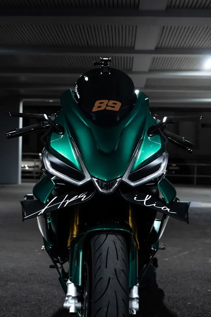 Aprilia verte avec numéro de course en sticker couleur Brun sur la bulle