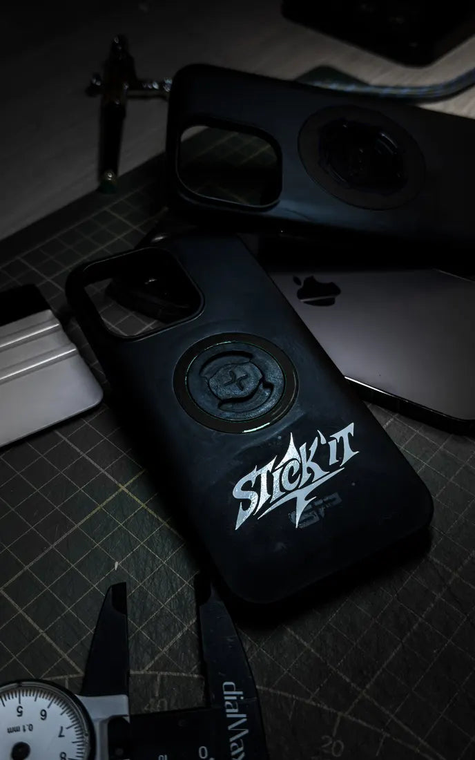 Sticker anneau Noir sur coque de téléphone Quad Lock ou SP Connect avec logo Stick'it