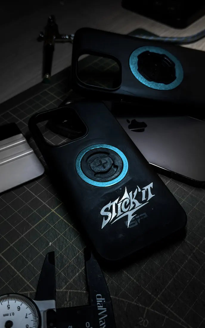 Sticker anneau Bleu clair sur coque de téléphone Quad Lock ou SP Connect avec logo Stick'it