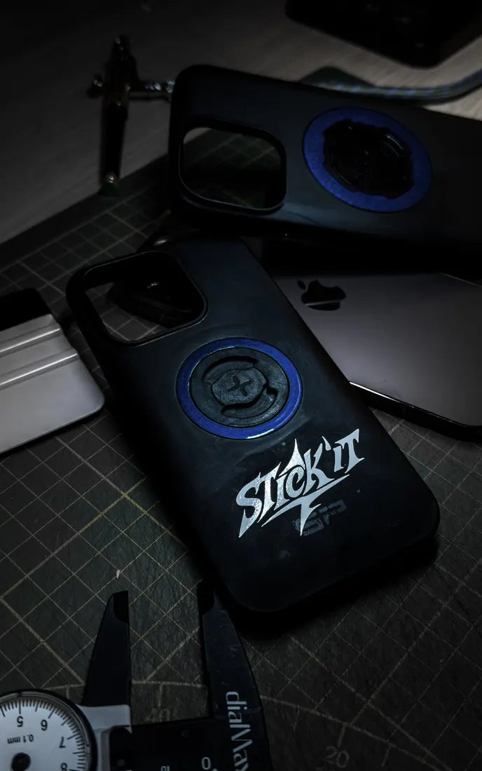 Sticker anneau Bleu foncé sur coque de téléphone Quad Lock ou SP Connect avec logo Stick'it