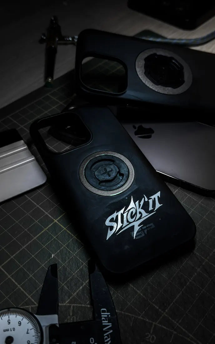 Sticker anneau Gris Nardo sur coque de téléphone Quad Lock ou SP Connect avec logo Stick'it